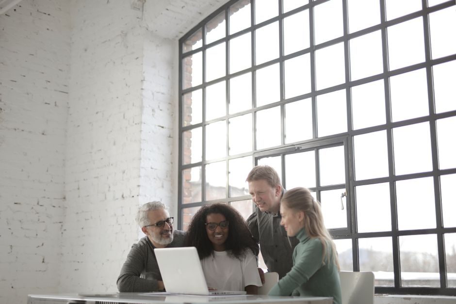 Équipe de conseillers stratégiques analysant une croissance d'affaires